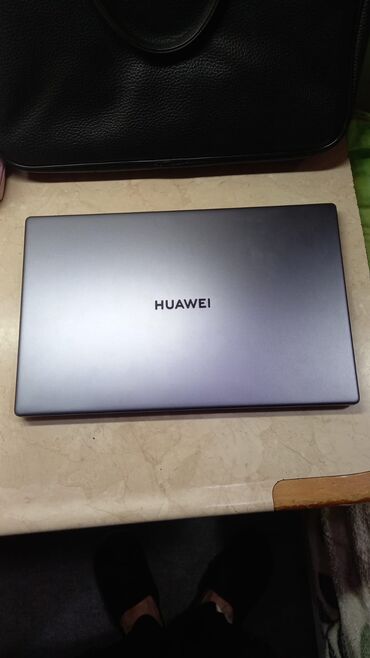 Huawei: Intel Core i3, 8 GB, 15.6 "