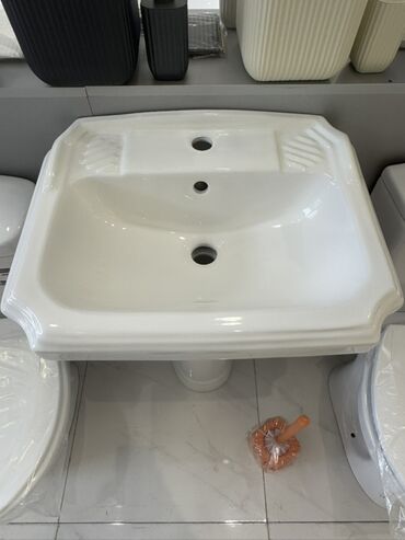 Hamam üçün aksessuarlar: Ağ rəngli keramika materialından hazırlanmış, hamam otaqları üçün