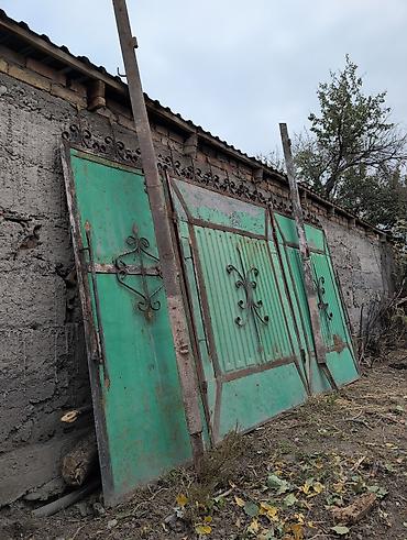 на железных номерах: Заголовок: Продаю надежные б/у железные ворота с калиткой и стойками — 1