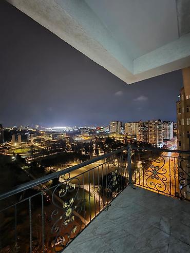 susə satisi: Mənzilin təsviri - Şəhər panoramalı geniş balkon: gecə işıqlı park və — 6