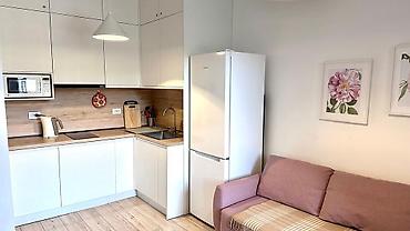 studio apartment: Светлая студия с отдельной спальней и полноценной кухней. Планировка — 2
