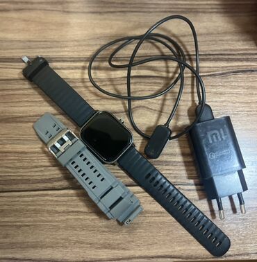 чесы смарт: Смарт-часы с квадратным экраном и металлическим корпусом. В комплекте