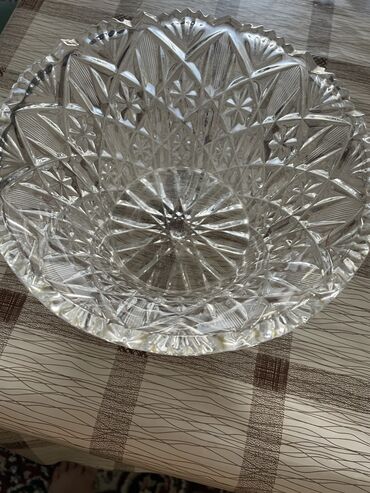 Посуда: Продаю чешский хрусталь, б-у в отличном состоянии. Вазы все разного — 12