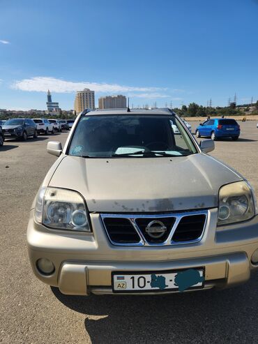 Motonəqliyyat: Nissan X-Trail – qızılı rəngli, 1-ci nəsil SUV Xarici: - Orijinal