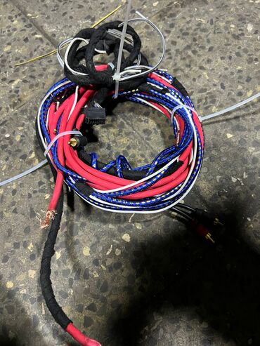 Dinamiklər və sabvuferlər: Avtomobil üçün tam audio paketi Tərkib: - Arxa polka üzərində 6 ədəd — 12