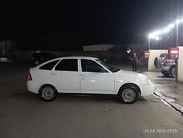 priora farası: Ağ rəngli Lada Priora sedan. Avtomobilin кузов görnüşü sedan — 4