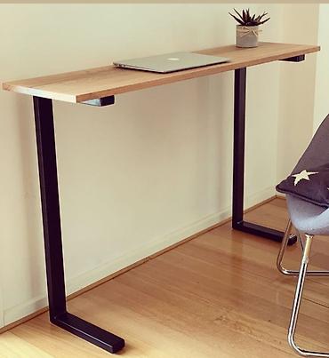 forma ideale fiokar: Uski konzolni/radni sto modernog minimalističkog dizajna. Ploča od — 1