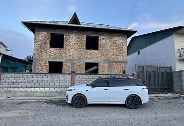 Продаётся двухэтажный дом (коробка) из кирпича на участке в частном at lalafo.kg Продаётся двухэтажный дом (коробка) из кирпича на участке в частном