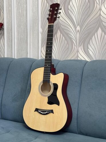 шахматная доска без фигур: Акустическая гитара dreadnought с вырезом (cutaway). - Корпус