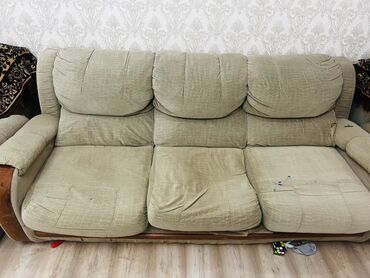 удобная офисная мебель: Мягкий комплект для гостиной: трехместный диван + два широких кресла