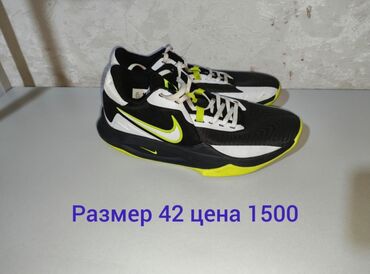 рабочие кроссовки: Спортивные кроссовки Asics,Nike в сочетании черного и белого цветов с