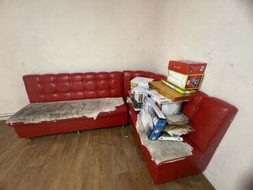 комплект стол стул: Угловой диван, цвет - Красный, Б/у