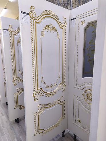 Klassik üslubda daxili qapılar – ağ rəngdə, qızılı relyefli naxışlarla