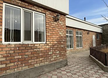 привозной дом: Продается кирпичный дом с просторным двором, полностью выложенным — 1