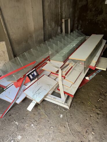 Rəf vitrinləri: Polkalar satilir. Market baglandigi ucun sokulub,arxasinin