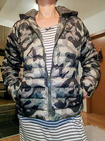 stone island trenerka: Ženska kratka puffer jakna sa kamuflažnim printom. - Kroj: sportski — 3