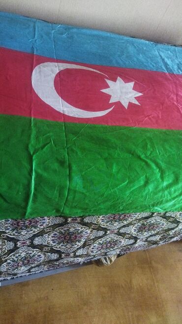 işlənmiş utulər: Bayraq, parçadan,eni 1m, uz 2m