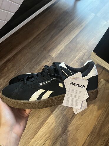 krasofkalar oglan ucun: Original Reebok 41 razmer yenidi razmer düzgun gelmediyi ucun satilir