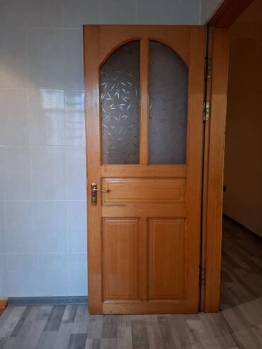işlənmiş otaq qapılar: Satıram 1 ədəd avropa qapısı (mdf) eni 90 sm hündürlüyü isə 200 sm, 3