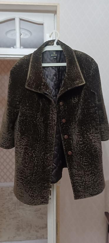 Qadın kürkü plaş/palto - Material: tünd qəhvəyi rəngdə, qıvrım