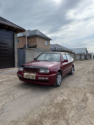 Volkswagen: Volkswagen Vento: 1993 г., 1.8 л, Механика, Бензин, Седан