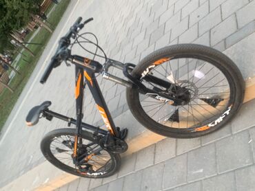İdman velosipedləri: Bu, dağ və çətin relyefdə istifadə üçün nəzərdə tutulmuş qara və