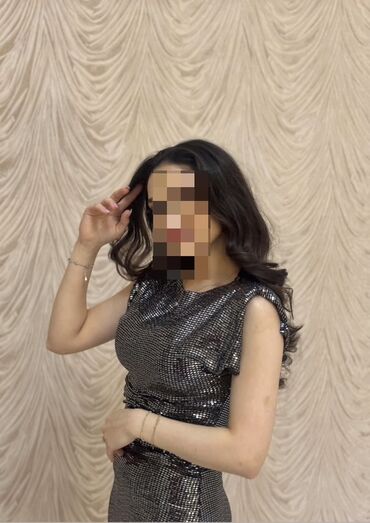 Paltolar: Gümüşü payetli gecə geyimi - Model: Uzun, bədənə oturan siluet -
