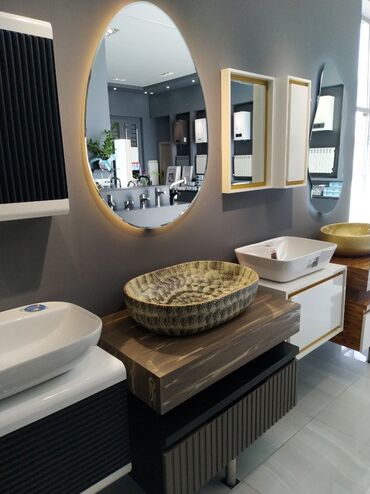 hamam tuş: Oval formalı, arxa işıqlandırmalı güzgü müasir interyerlərə uyğun şık