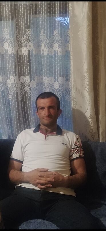 Сварщики: Bu, kişilər üçün nəzərdə tutulmuş ağ rəngli polo köynəyidir. Göy