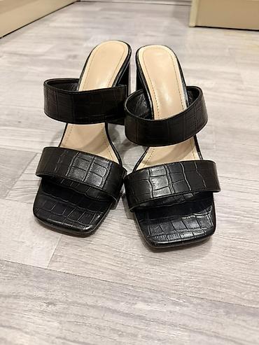 dini geyim: Qadın üçün qara topuq açıq tufli (mule) - Model: İki zolaqlı, kvadrat — 1