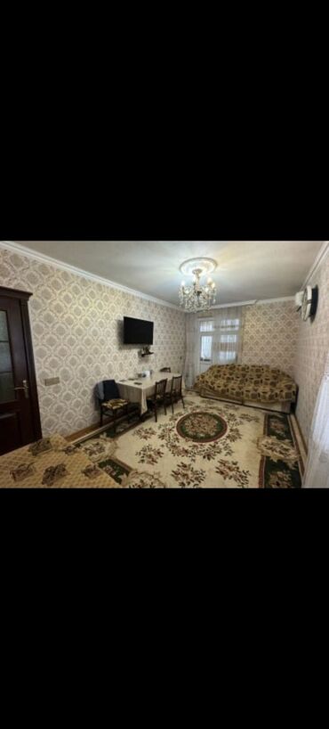 дома в сумгаите: 1/2-yə düzəlmiş olan mənzil – tam əşyalı - Zal: divan, yemək masası