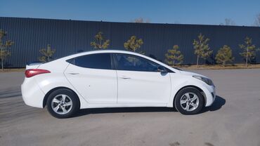 Hyundai: Белый седан Hyundai Elantra. Этот автомобиль хорошо подходит для