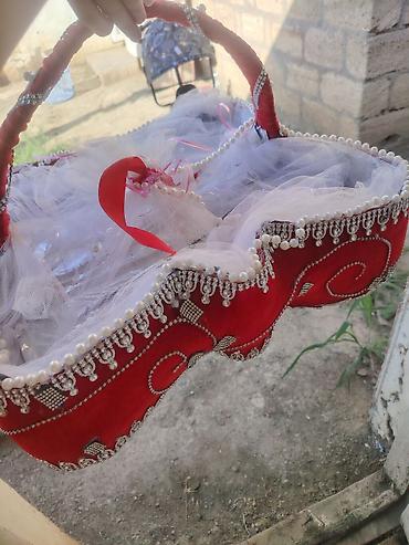 xonca novruz: Qırmızı məxmərdən bəzədilmiş gəlin xonçası/səbəti - Material: məxmər — 1