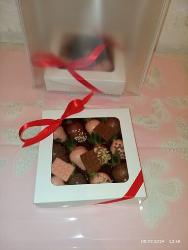 букеты роз: Клубника в шоколаде 
Букеты из клубники принимаем заказы