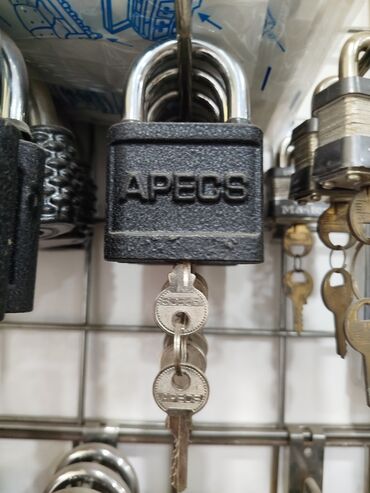 heyet qapi: APECs asma qıfıl - Korpus: qalın, möhkəm metal gövdə, korroziyaya