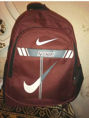 Другое для спорта и отдыха: Tünd qırmızı rəngdə Nike idman çantası. Bu çanta gündəlik istifadə