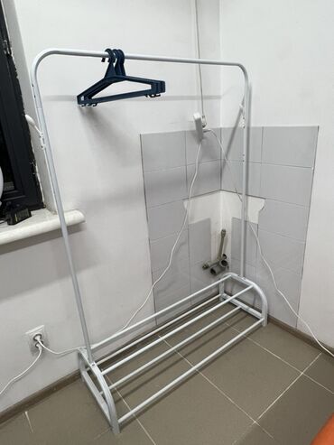 обувная полка с вешалкой: Напольная вешалка-стойка для одежды с полкой для обуви. - Материал