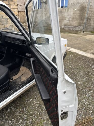 VAZ (LADA): LADA klassik model (sedan) – ağ rəngli, ön hissədə yerləşən benzin — 4