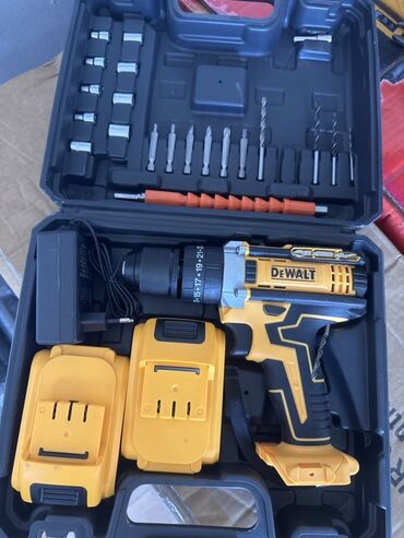 дрель на прокат: Набор аккумуляторной дрели DeWalt, представленный в прочном черном