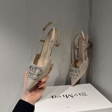 женские кошельки много отделений: Элегантные женские slingback-туфли на низком каблуке. - Цвет: бежевый