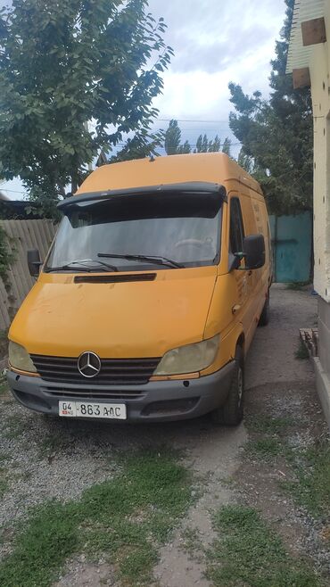 бусик машина: Mercedes-Benz Sprinter желтого цвета, оснащенный черным козырьком над