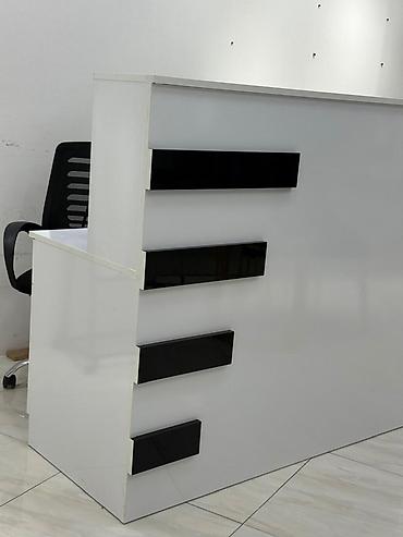 ofisde islenib: Resepsiyon/iş masası satılır - Rəng: ağ, ön paneldə qara dekorativ — 4