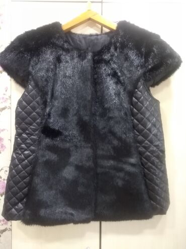 пальто 48: Продается новая накидка на искусственном меху .Цвет черный. Размер