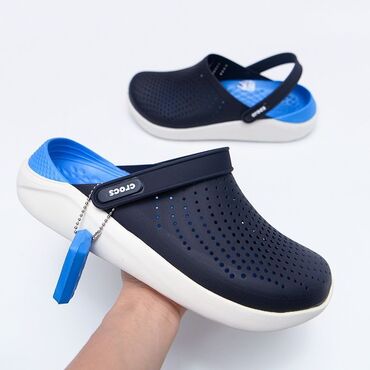 обувь для похода: Удобные сабо Crocs с перфорированным верхом из материала темно-синего