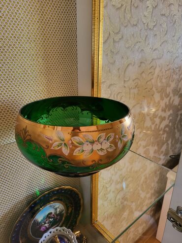 cicekler: Zərif dekorativ şüşə qab - Rəng: dərin zümrüd-yaşıl içlik, kənarlarda