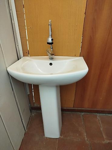 Ev və bağ: Hamam və sanitar qovşağı üçün ayaqlı keramik əl-üz yuyan lavabo. Dəstə — 2