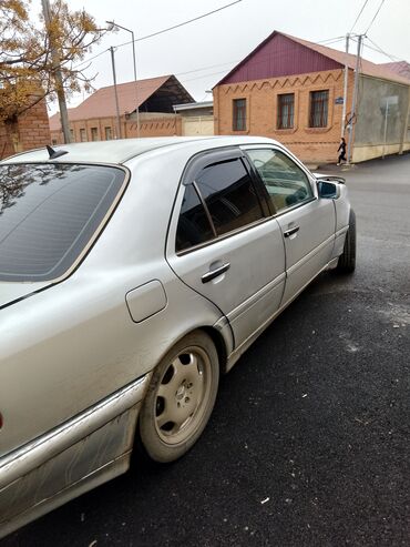 veshalka nastennaya v prikhozhuyu belaya: Mercedes-Benz A 180: 1.8 л | 1993 г
