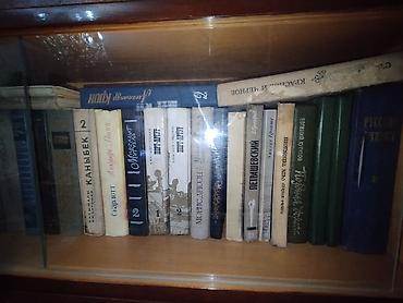 Книжные шкафы: Продаю книги оптом и в розницу. Прошу 30 сом за книгу. Оптовым — 11