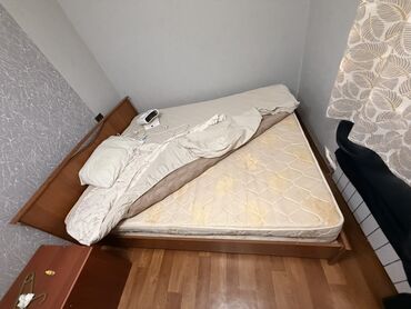 где можно купить матрас на кровать: Двуспальная кровать, Б/у, С матрасом, длина - 200 см