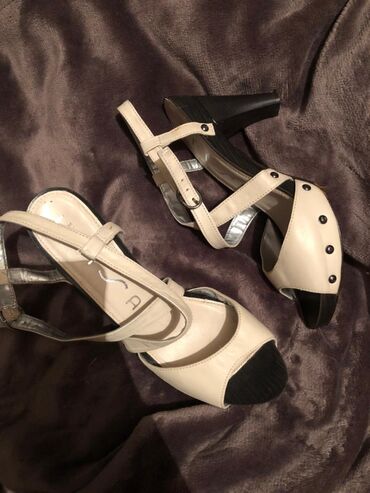 резиновая обувь: Босоножки брендовые с натуральной кожи .от бренда певицы Мадонны.одеты